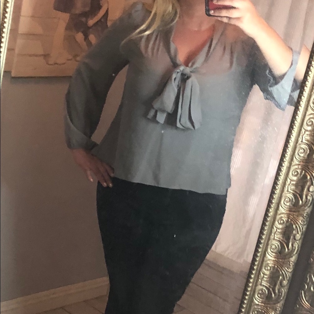 👩‍💻Swingy Grey bow tie blouse!👩‍💻